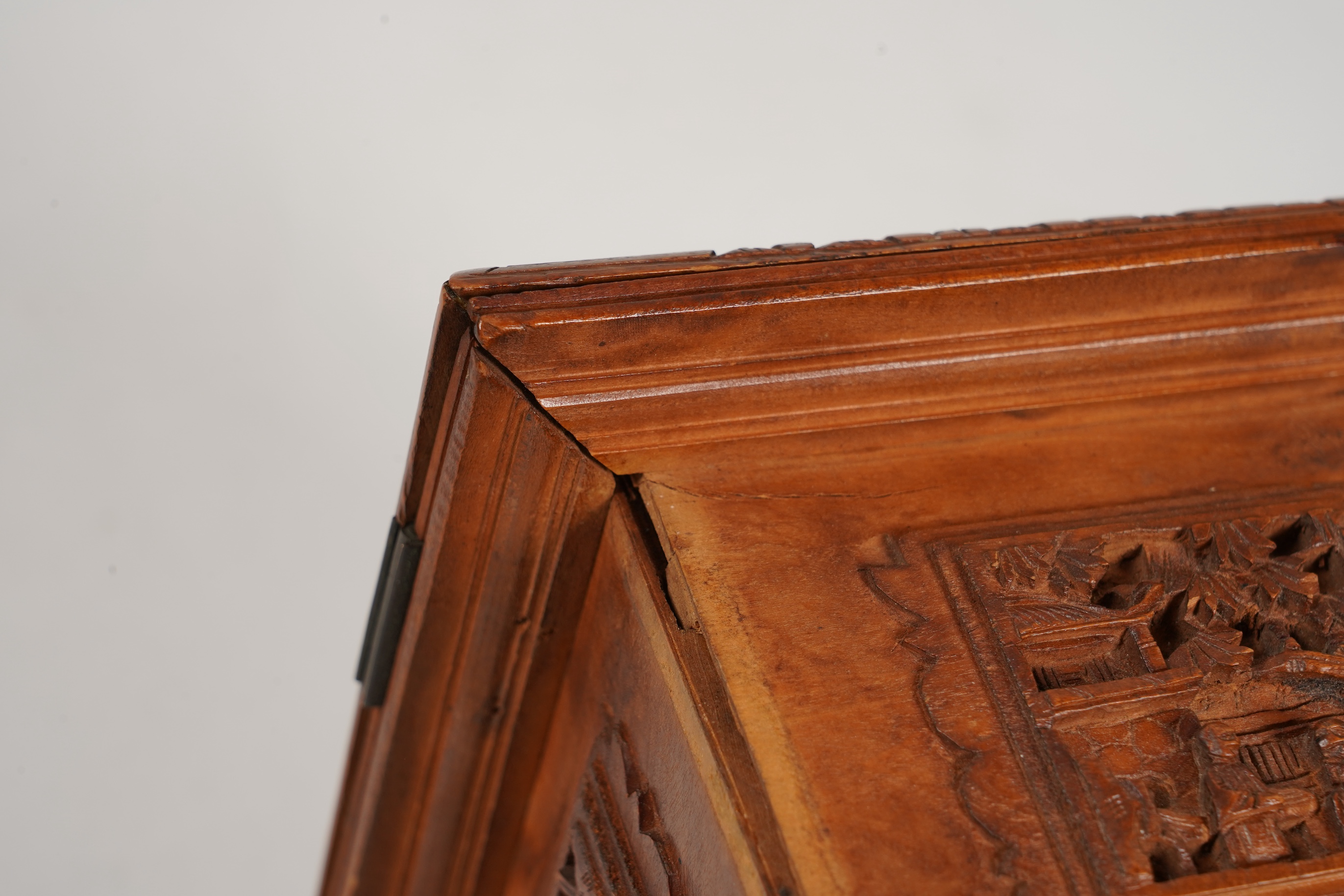 A Chinese sandalwood casket, 19th century